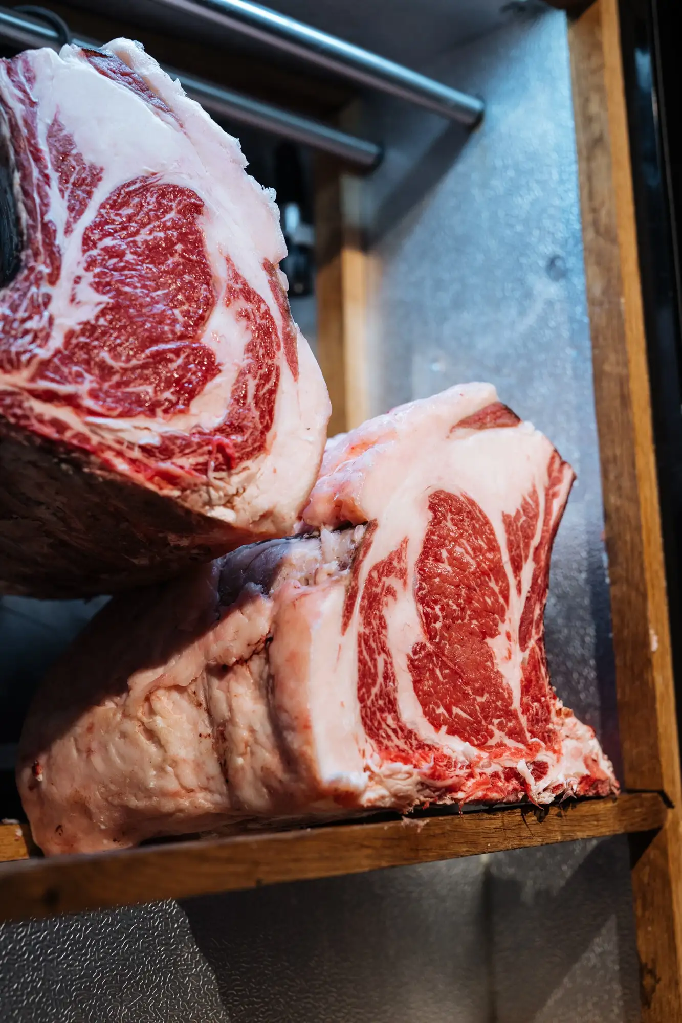 Twee gemarmerde ribstukken van Black Angus in de rijpingskast